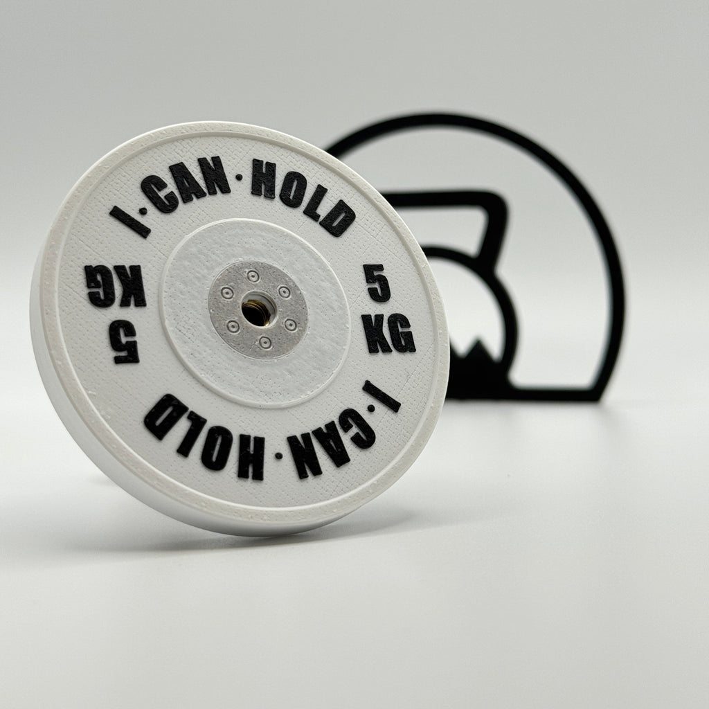 I•CAN•HOLD 5kg White Edition, die MagSafe Handyhalterung für's Gym in der vorderen schrägen Ansicht.