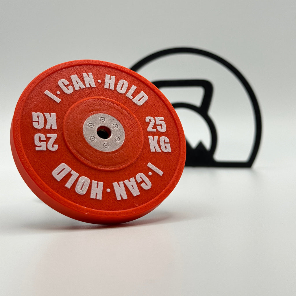I•CAN•HOLD 25kg Red Edition, die MagSafe Handyhalterung für's Gym in der vorderen schrägen Ansicht.