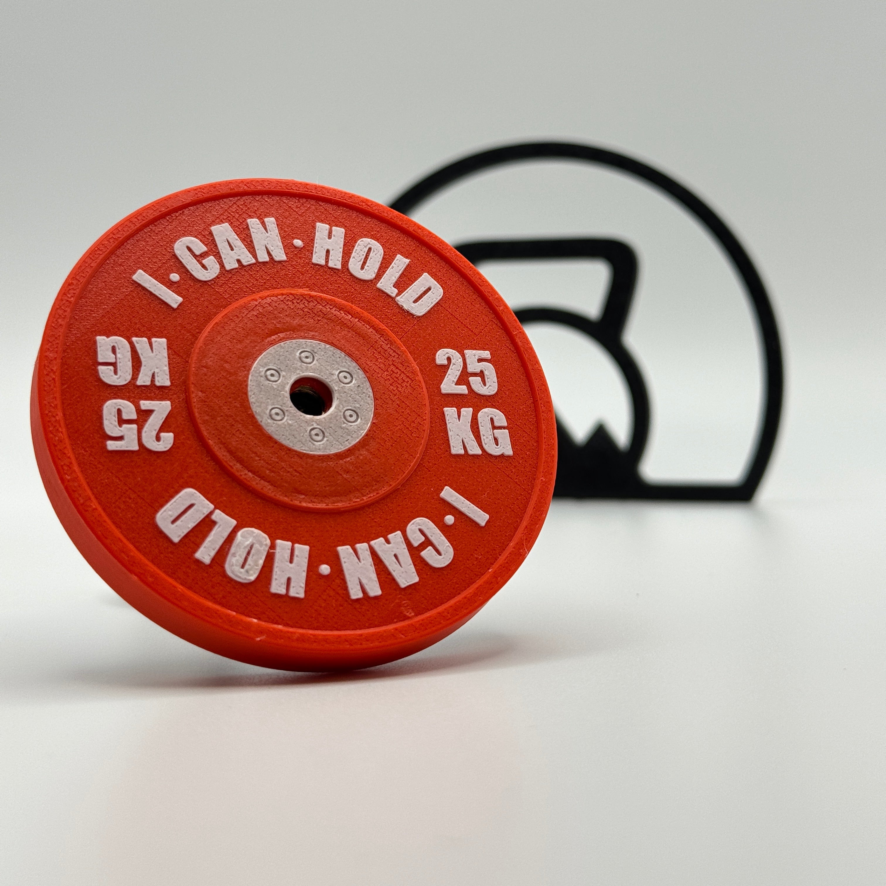 I•CAN•HOLD 25kg Red Edition, die MagSafe Handyhalterung für's Gym in der vorderen schrägen Ansicht.