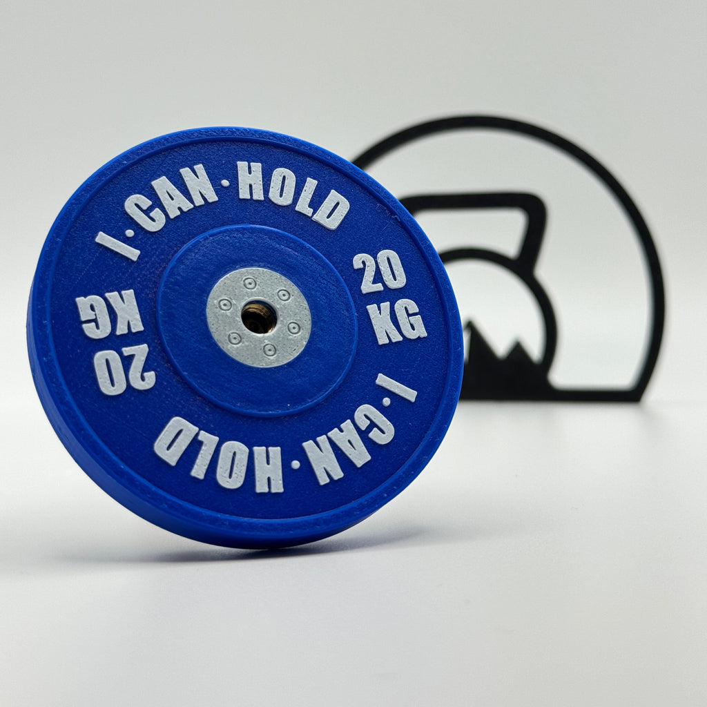 I•CAN•HOLD 20kg Blue Edition, die MagSafe Handyhalterung für's Gym in der vorderen schrägen Ansicht.