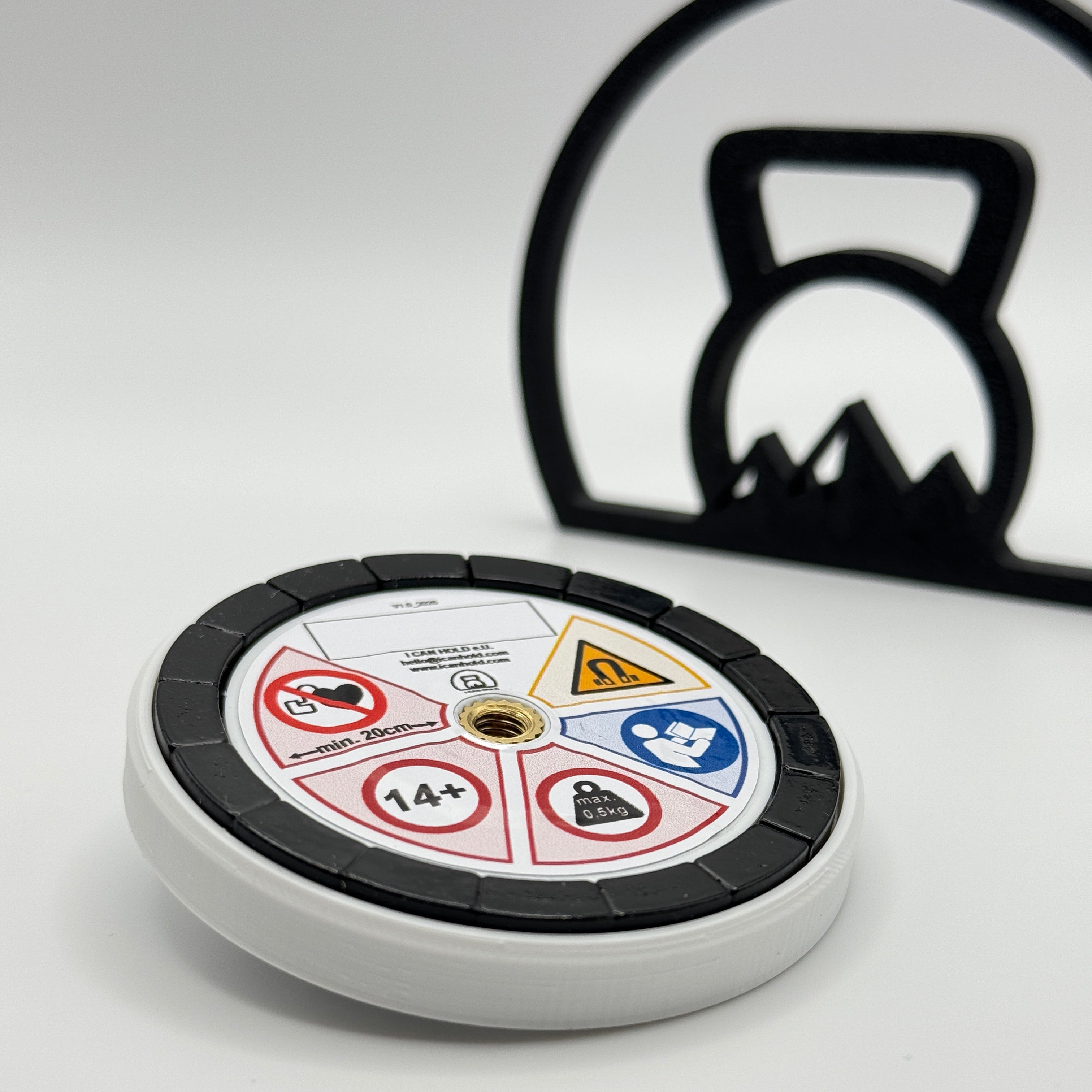 I•CAN•HOLD 5kg White Edition, die MagSafe Handyhalterung für's Gym in der Rückansicht drapiert mit schräger draufsicht