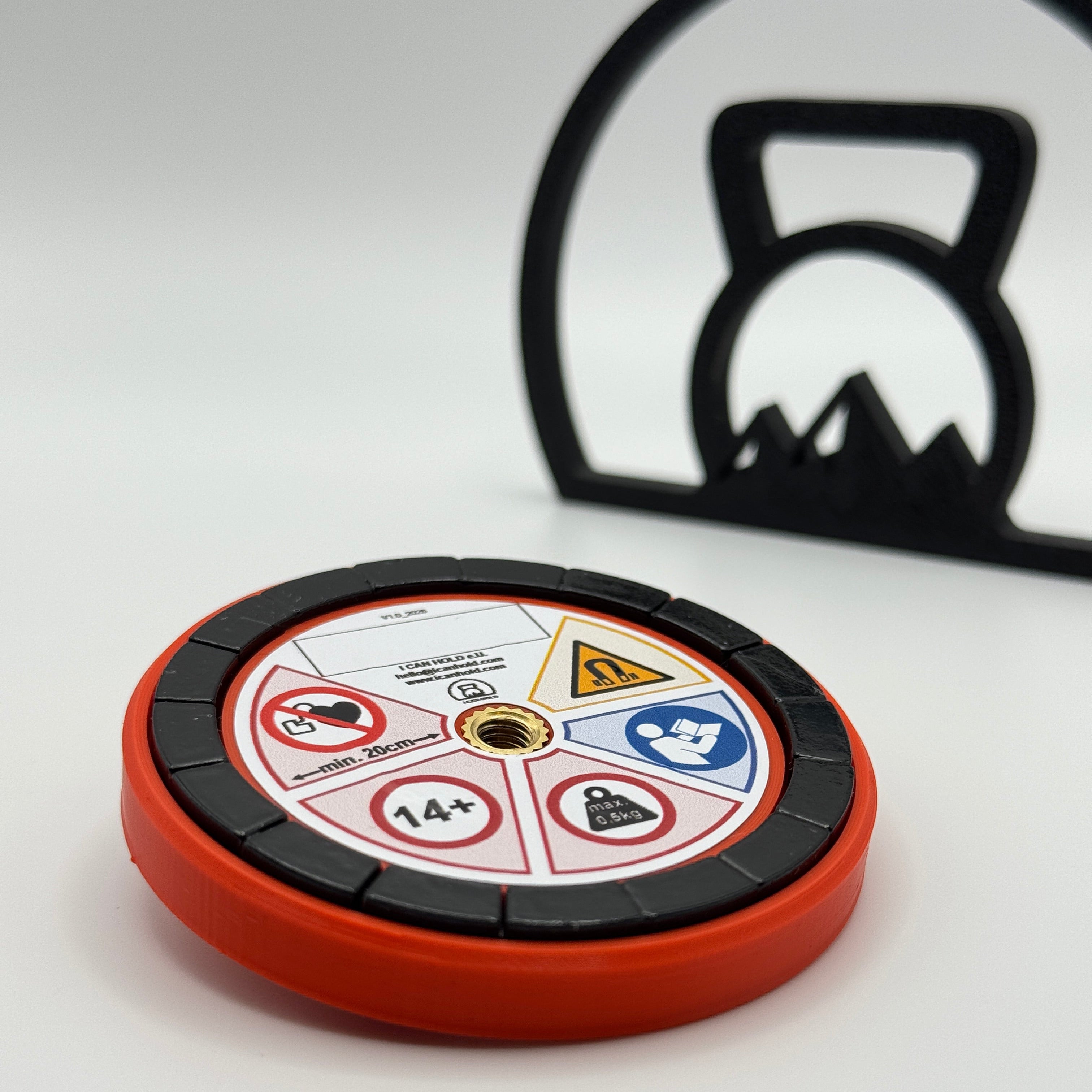 I•CAN•HOLD 25kg Red Edition, die MagSafe Handyhalterung für's Gym in der Rückansicht drapiert mit schräger draufsicht