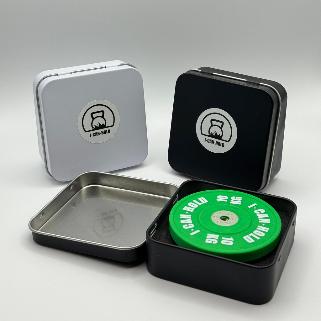 I•CAN•HOLD 10kg Green Edition, die MagSafe Handyhalterung für's Gym drapiert mit drei metallischen Aufbewahrungsboxen in weiß und schwarz