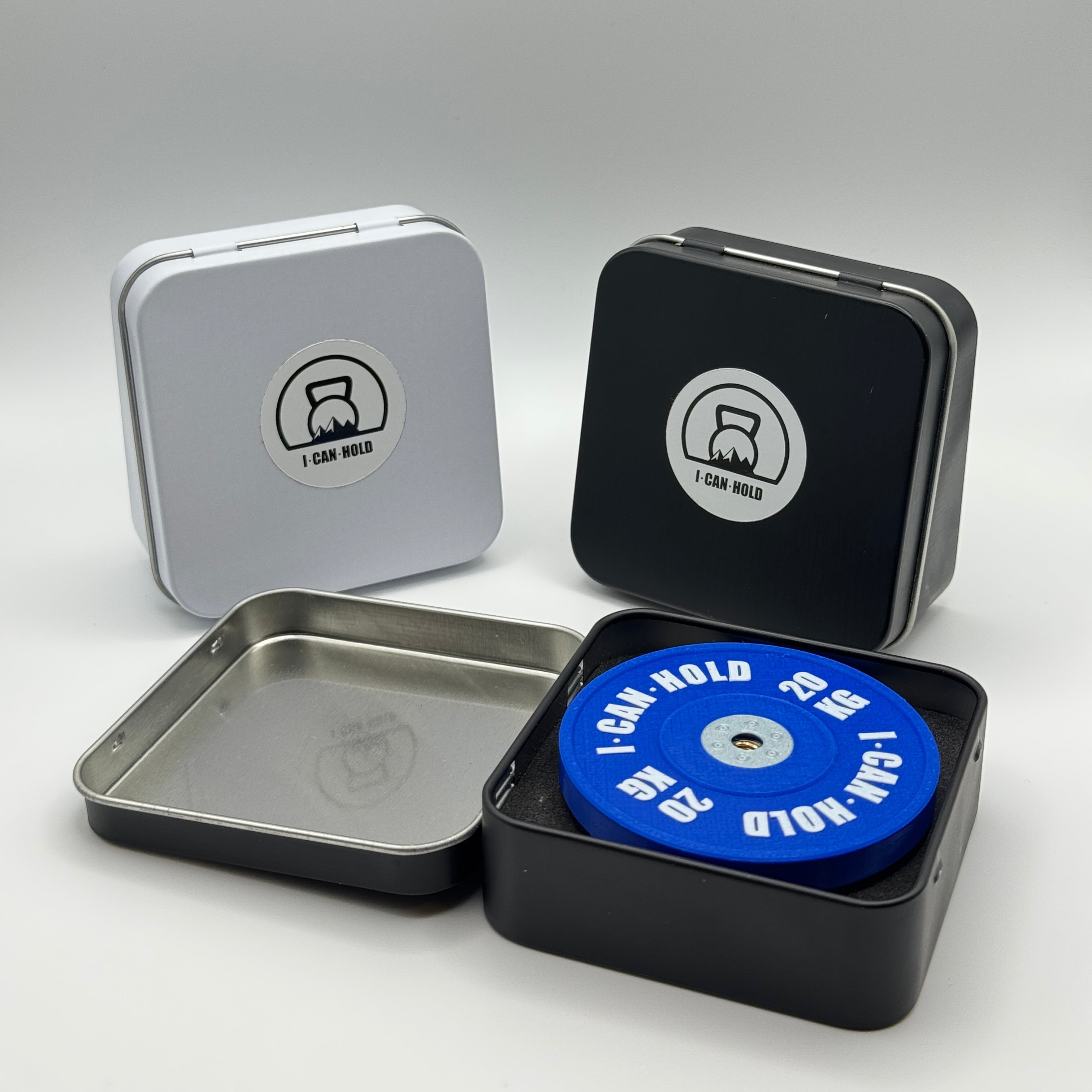 I•CAN•HOLD 20kg Blue Edition, die MagSafe Handyhalterung für's Gym drapiert mit drei metallischen Aufbewahrungsboxen in weiß und schwarz