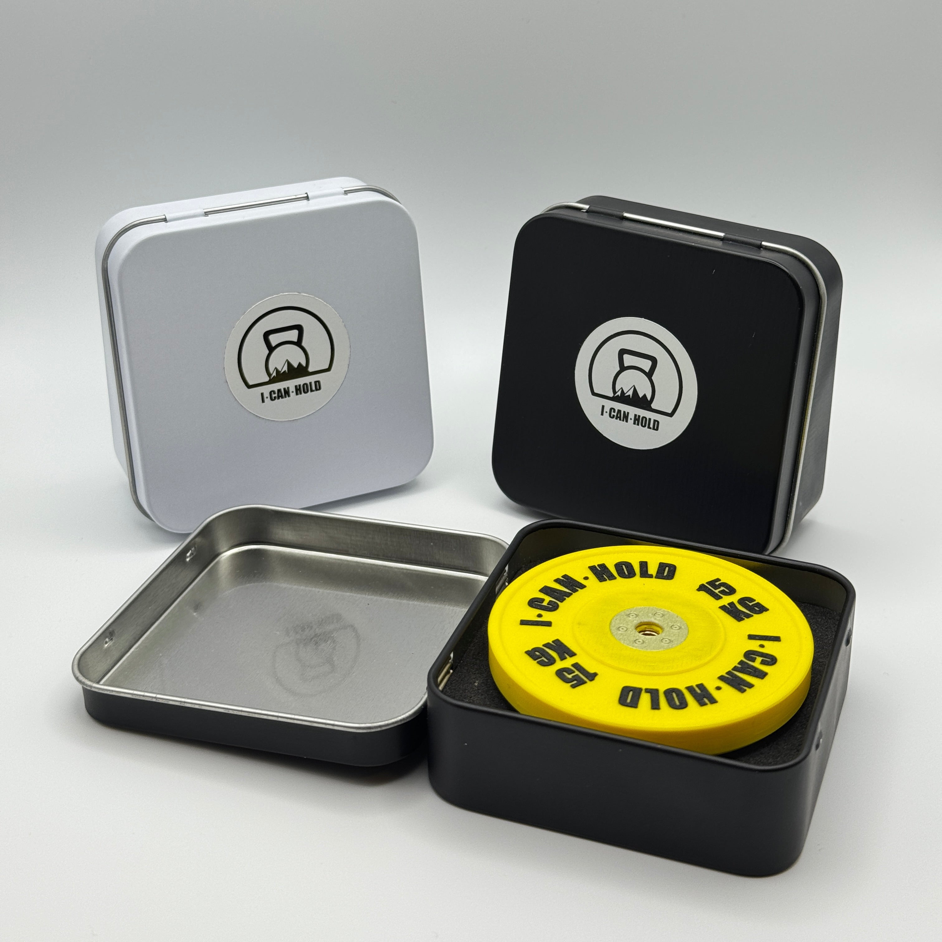 I•CAN•HOLD 15kg Yellow Edition, die MagSafe Handyhalterung für's Gym drapiert mit drei metallischen Aufbewahrungsboxen in weiß und schwarz