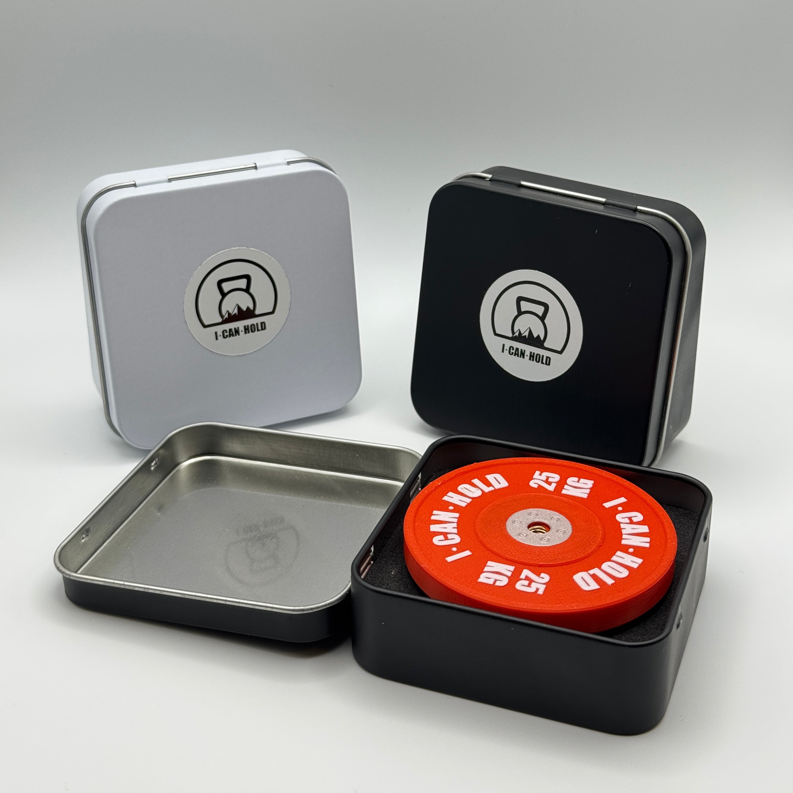 I•CAN•HOLD 25kg Red Edition, die MagSafe Handyhalterung für's Gym drapiert mit drei metallischen Aufbewahrungsboxen in weiß und schwarz